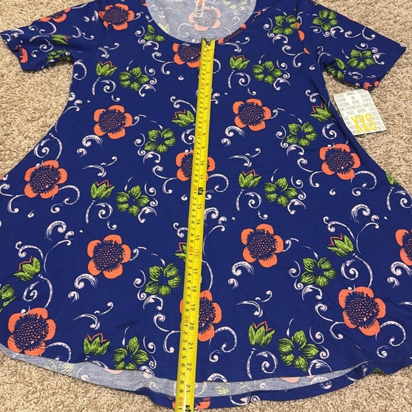 NWT LuLaRoe Perfect Tee w/flirty side slits & flattering half sleeve XXS - Picture 3 of 7